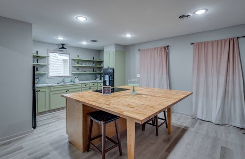 West Monroe Casa | Unique 3 bedroom Throwback