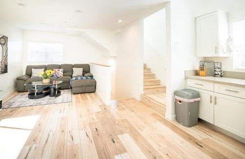 Wilshire Apartamento | Unique 3-Level Loft with One bedroom & Two Full Bathroom