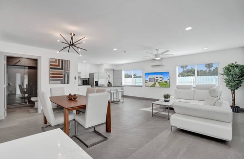 Deerfield Beach Villa | Unique 3-storey Home w/ Beautiful Lakefront View