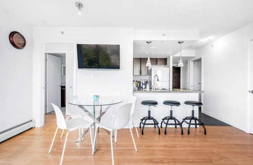 Crosstown Condominio | ★Unique★ 3br/2ba Beautiful Garden View Pool+Hot Tub+Sauna+Large Free Parking