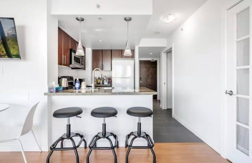 Crosstown Condominio | ★Unique★ 3br/2ba Beautiful Garden View Pool+Hot Tub+Sauna+Large Free Parking