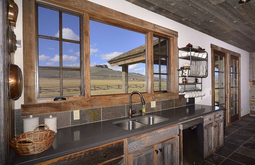 Gunnison Casa | Exclusivo 40 AC Horse Friendly Ranch Renovado 1850 Mineros Cabina w / 3000 SF Adición