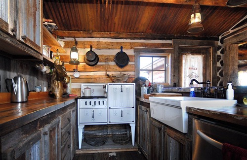 Gunnison Casa | Exclusivo 40 AC Horse Friendly Ranch Renovado 1850 Mineros Cabina w / 3000 SF Adición