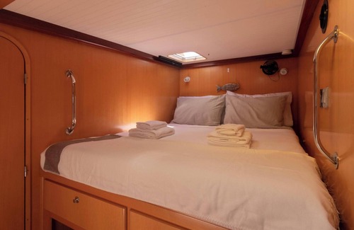 Cozumel Alquiler De Eote | Unique 47ft luxury catamaran, fully equipped & w/AC, 2 bedrooms & 2 bathrooms.