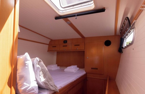 Cozumel Alquiler De Eote | Unique 47ft luxury catamaran, fully equipped & w/AC, 2 bedrooms & 2 bathrooms.