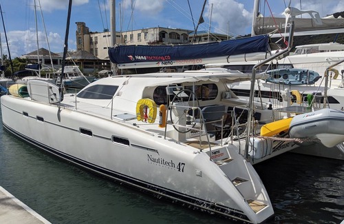 Cozumel Alquiler De Eote | Unique 47ft luxury catamaran, fully equipped & w/AC, 2 bedrooms & 2 bathrooms.