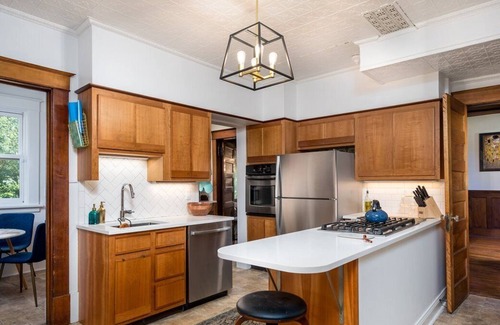 White Plains Casa | Unique 7-bd Oasis |10 min walk to NYC Express Train