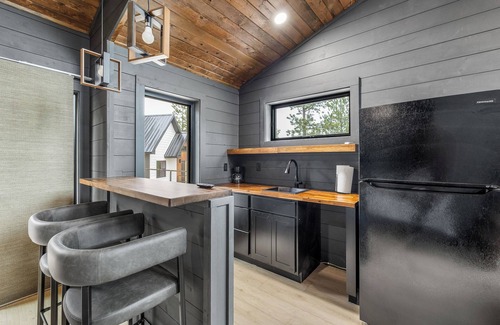 Deadwood Cabina | Unique and Open Living New Cabin 2 Miles to Deadwood! 1/4 Mile Off Hwy!