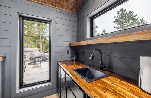 Deadwood Cabina | Unique and Open Living New Cabin 2 Miles to Deadwood! 1/4 Mile Off Hwy!