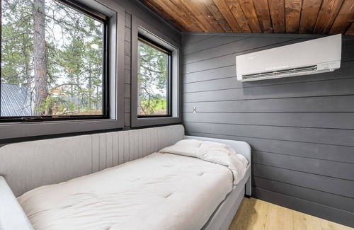 Deadwood Cabina | Unique and Open Living New Cabin 2 Miles to Deadwood! 1/4 Mile Off Hwy!