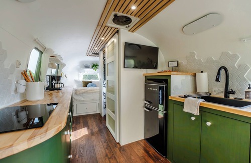 Dundee Casa | Unique Argosy Airstream Caravan w/hot tub