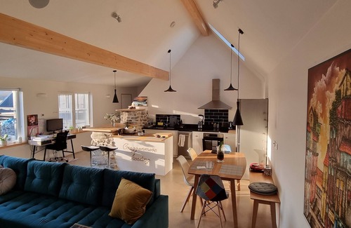 Glen Urquhart Casa | + Unique Barn with Mountain Views +