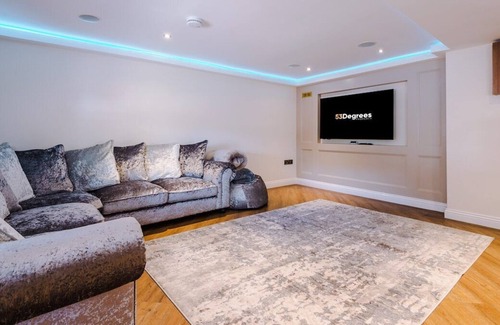 Tarporley Casa | Unique Barn with Pool Table & Private Bar | 53 Degrees Property | Sleeps 4