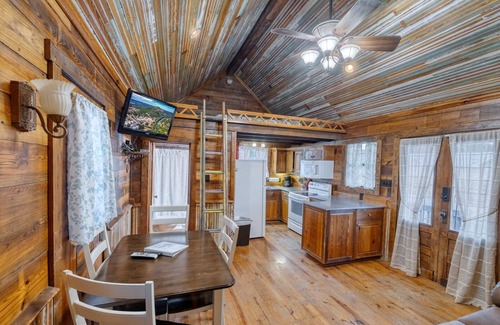 Concan Cabina | Unique Cabin by the Frio - River Rock Cabin #3