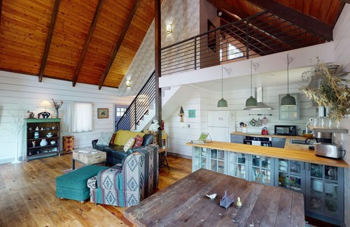 Red Lodge Cabina | Unique cabin, dog friendly, Wi-Fi, quiet home- Into the Woods