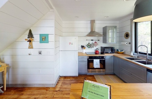 Red Lodge Cabina | Unique cabin, dog friendly, Wi-Fi, quiet home- Into the Woods