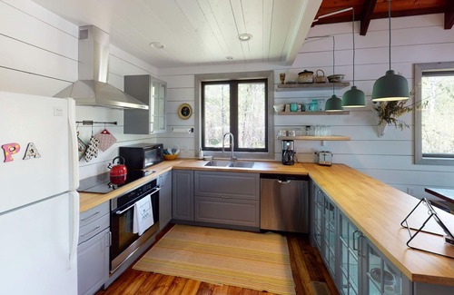 Red Lodge Cabina | Unique cabin, dog friendly, Wi-Fi, quiet home- Into the Woods