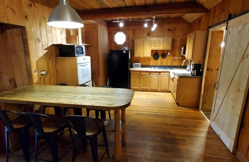 Slade Cabina | Unique Cabin in Natural Bridge State Park! Renovated, New Hot Tub, Wi-Fi