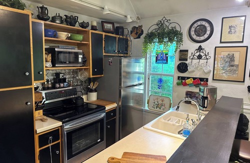 Park Hill Cabina | Unique cabin, walking distance to Lake Tenkiller’s Barnacle Bill’s Marina & Bar