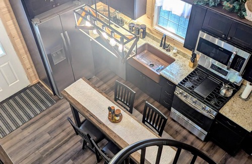 Hancock Cabina | Unique Cabin with Treehouse Suite. Hot Tub! Luxurious & Private near Bar Harbor