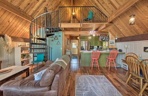 Camano Island Cabina | Unique Camano Cabin w/ Mountain + Water Views