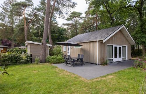 Bosgebied Hoenderloo Casa | Unique Chalet by the Pond, cleaning included