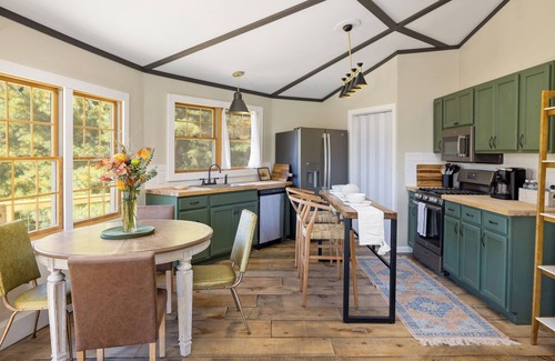 Athens Casa | Unique Circle-House: Hot-Tub, Fireplace, Hiking