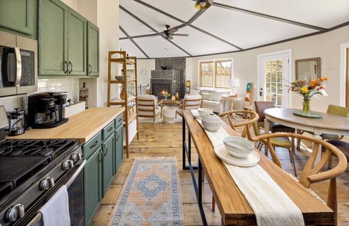 Athens Casa | Unique Circle-House: Hot-Tub, Fireplace, Hiking