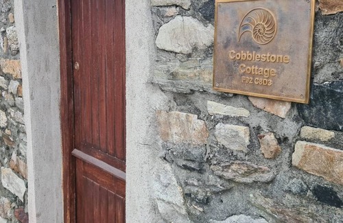 Arranmore Island Cabaña | Unique Cobblestone cottage with WiFi on charming Arranmore Island