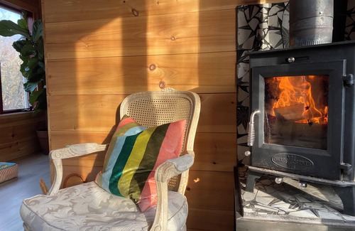 Lamoine Cabina | Unique, Colorful Off-grid Cabin