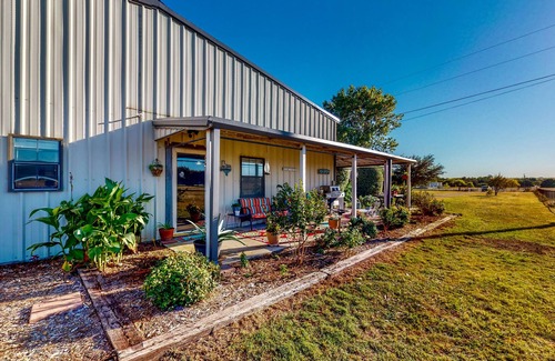 Wise County Cabaña | Unique Cottage by Airstrip for Private Planes - Herb Garden, Dog-Friendly