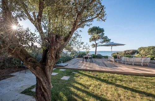 Pyla-sur-Mer Villa | Unique. Elegant Villa with private access to the Bassin
