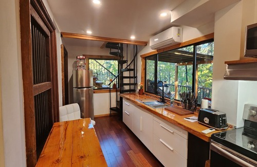 North Cowichan Cama Y Desayuno | Unique experience, forest house, wild life viewing, Hot Tub/fire pit, pool tbl.