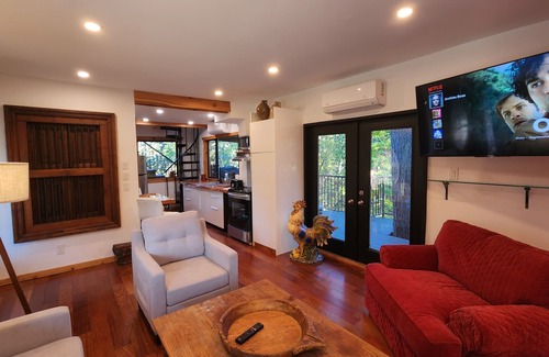 North Cowichan Cama Y Desayuno | Unique experience, forest house, wild life viewing, Hot Tub/fire pit, pool tbl.