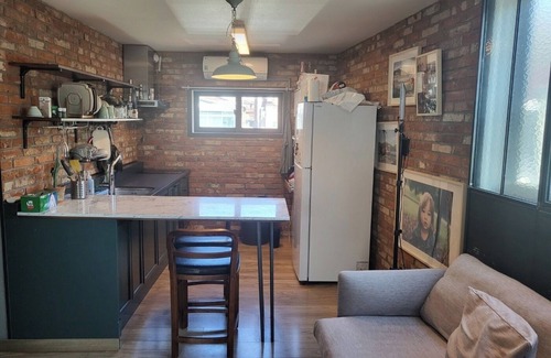 Itaewon Apartamento | Unique Exposed Brick 2 Bed Lg open Kitchen w/gym