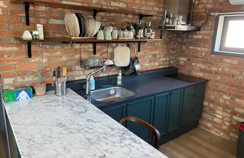 Itaewon Apartamento | Unique Exposed Brick 2 Bed Lg open Kitchen w/gym