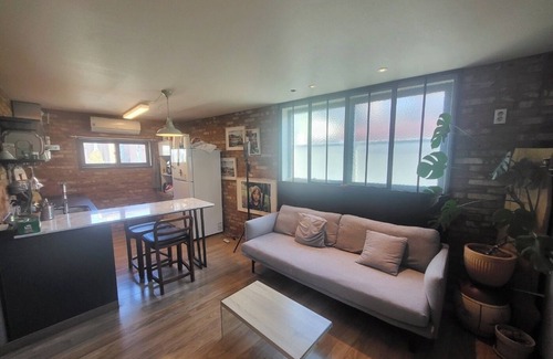 Itaewon Apartamento | Unique Exposed Brick 2 Bed Lg open Kitchen w/gym