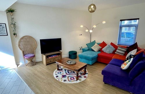 Penylan Casa | Unique & Fabulous. Trendy Area