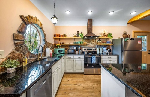 Kodak Alquiler De RV | Unique fantasy vacation home in Kodak, TN! 40 min from the Smokies & Knoxville!