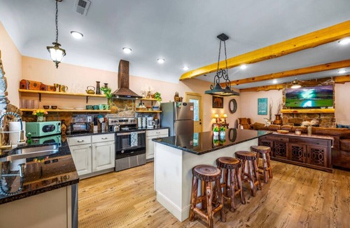 Kodak Alquiler De RV | Unique fantasy vacation home in Kodak, TN! 40 min from the Smokies & Knoxville!