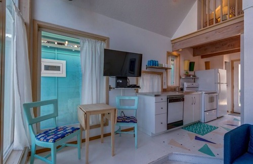 Hayden Island Casa | Unique Floating House for Monthly Rental!