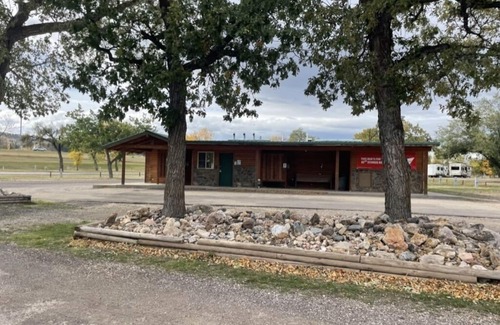 Sturgis Alquiler De RV | Unique Glamping tent with 2 twin beds in Sturgis South Dakota