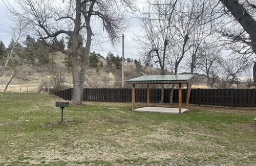 Sturgis Alquiler De RV | Unique Glamping tent with 2 twin beds in Sturgis South Dakota