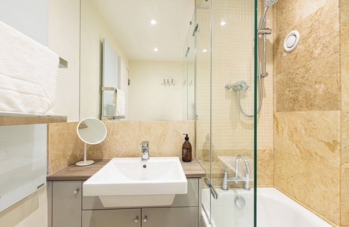 Parsons Green and Walham Apartamento | Unique Gorgeous 2BR w/Balcony & Office in Chelsea