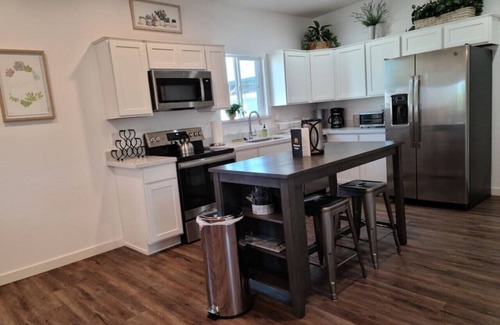 Governmental Mall Casa | Unique Grand Ave 2bdrm, 1Bath Home near Downtown!