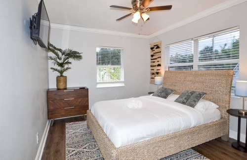 Virginia Park Apartamento | Unique & Green 2BR with Parking by Tampa's Virginia Park