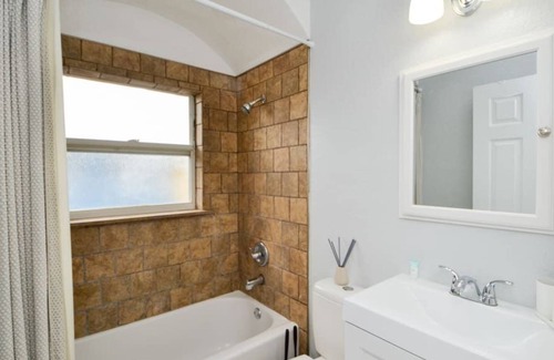 Virginia Park Apartamento | Unique & Green 2BR with Parking by Tampa's Virginia Park