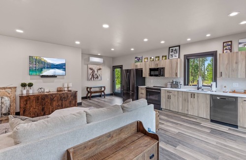 Hayden Lake Casa | Unique Guest Shouse with Optional Golf Simulator in Hayden