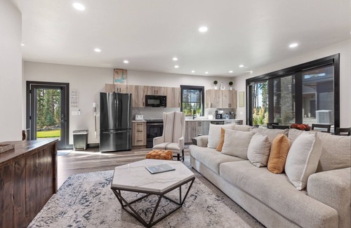 Hayden Lake Casa | Unique Guest Shouse with Optional Golf Simulator in Hayden