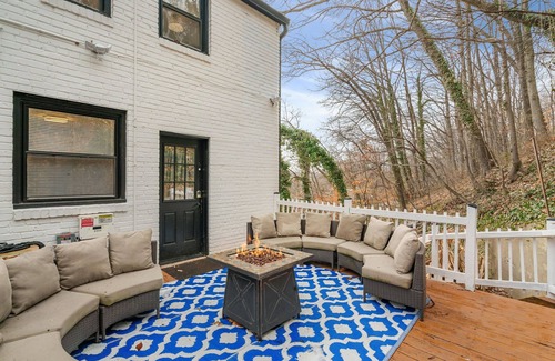 Nauck Casa | Unique home in Arlington surrounding my nature